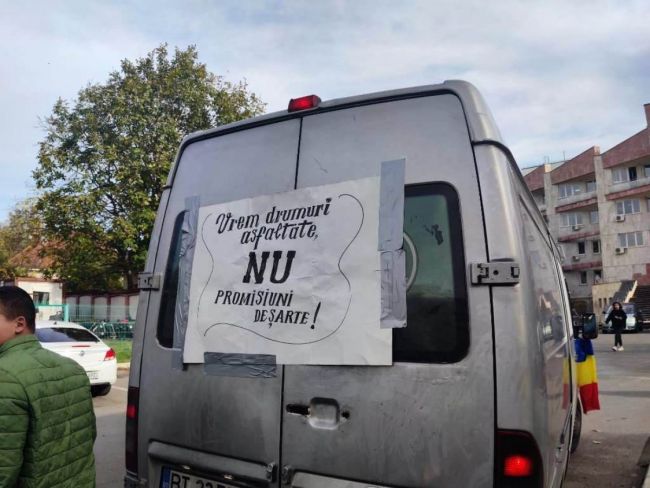 Revoltă a șoferilor pe un drum județean de pământ