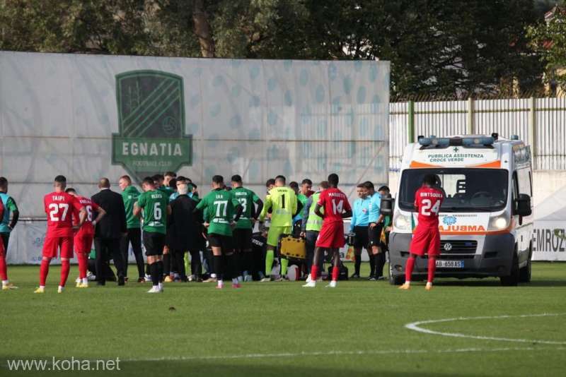 Meci de coșmar: Un jucător a căzut secerat pe teren