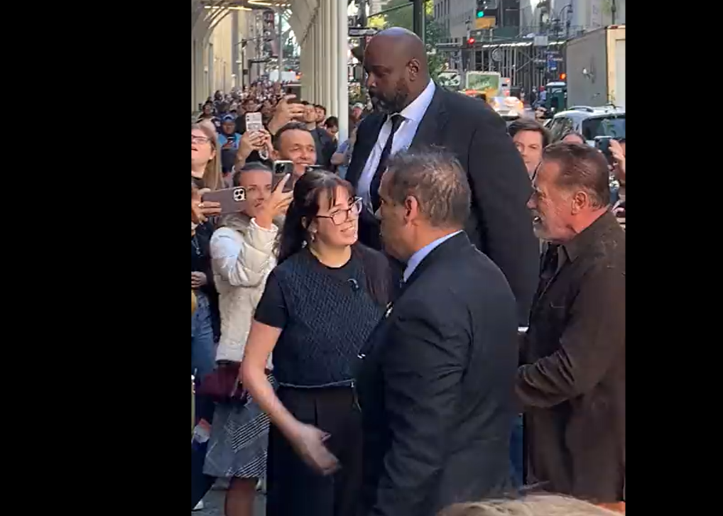 Ce bodyguard uriaș și-a luat Arnold!