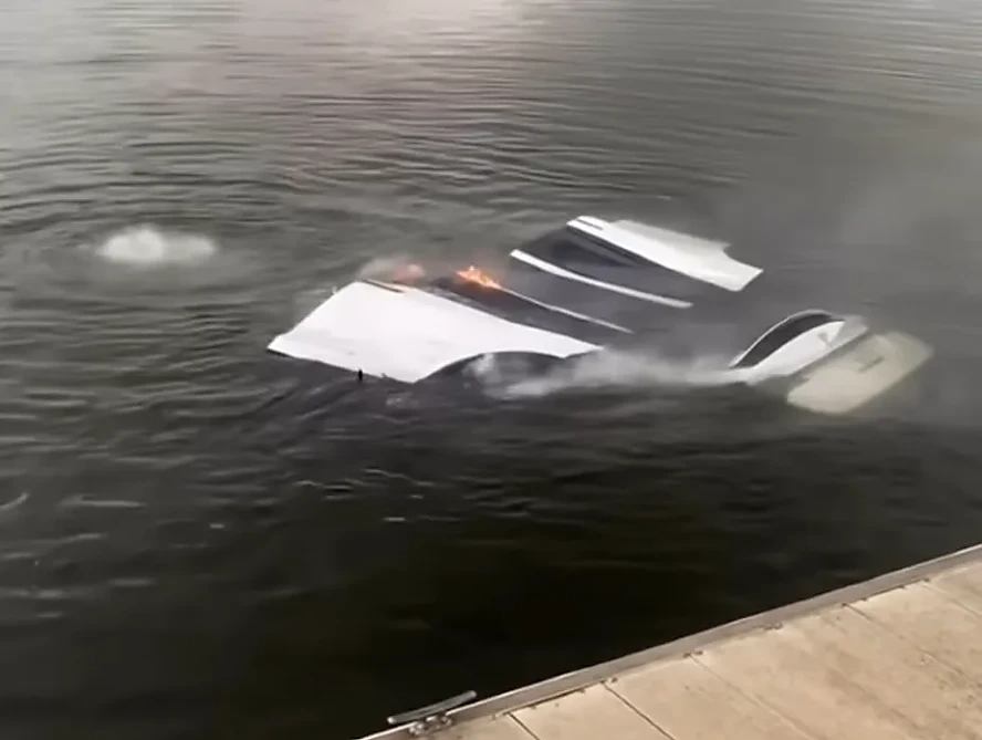 Cât de inflamabile sunt mașinile electrice Tesla. Ard și scufundate în apă