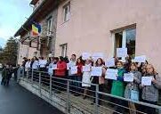 Protest spontan. Angajaţii de la Casa Judeţeană de Pensii, AJOFM şi AJPIS au ieșit în stradă