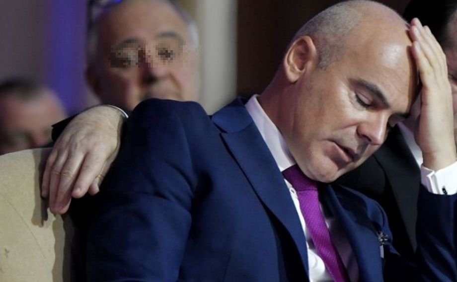 Dâncu se face că îl lasă fără microfon pe Rareș Bogdan