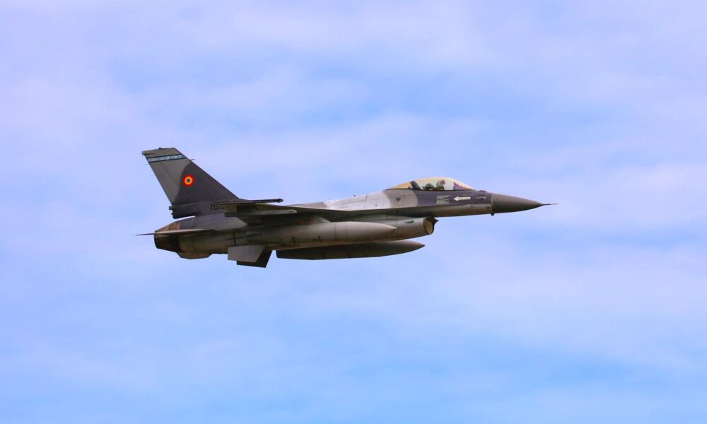 F16