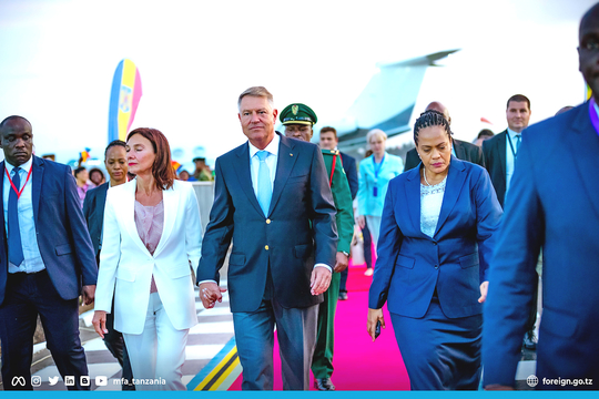 Ce noroc pe Klaus Iohannis, adio ghinion! Se va plimba și în Stone Town