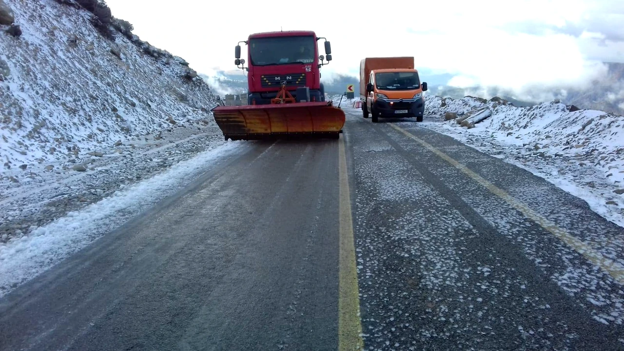 La munte a venit iarna. Drumarii intervin cu utilajele