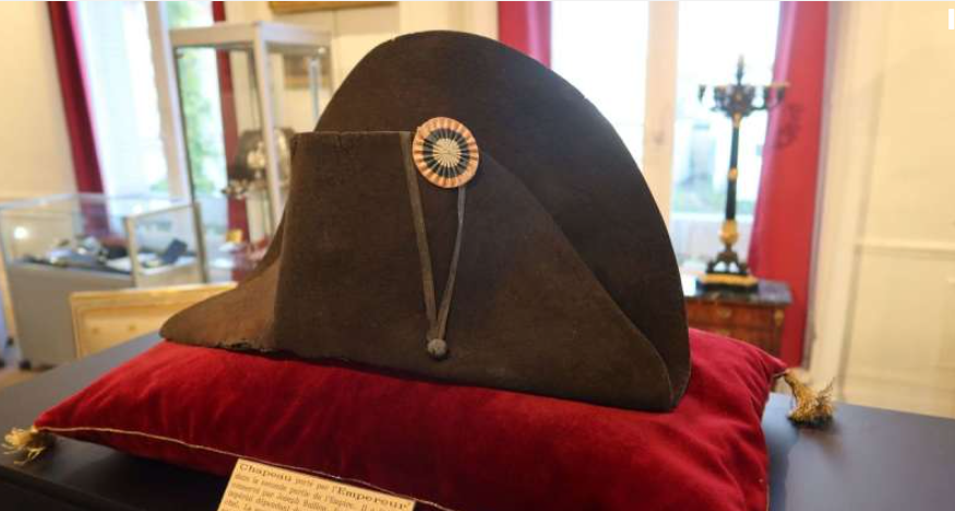 Amatori de ”chilipiruri”. Pălăria lui Napolean, cam 2 mil. de dolari