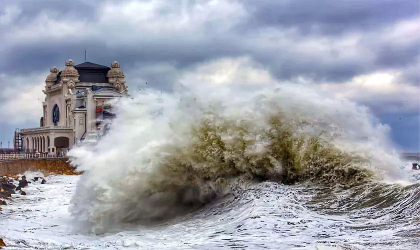 Furia vremii, în Constanța. De zeci de ani nu a mai fost o furtună atât de puternică
