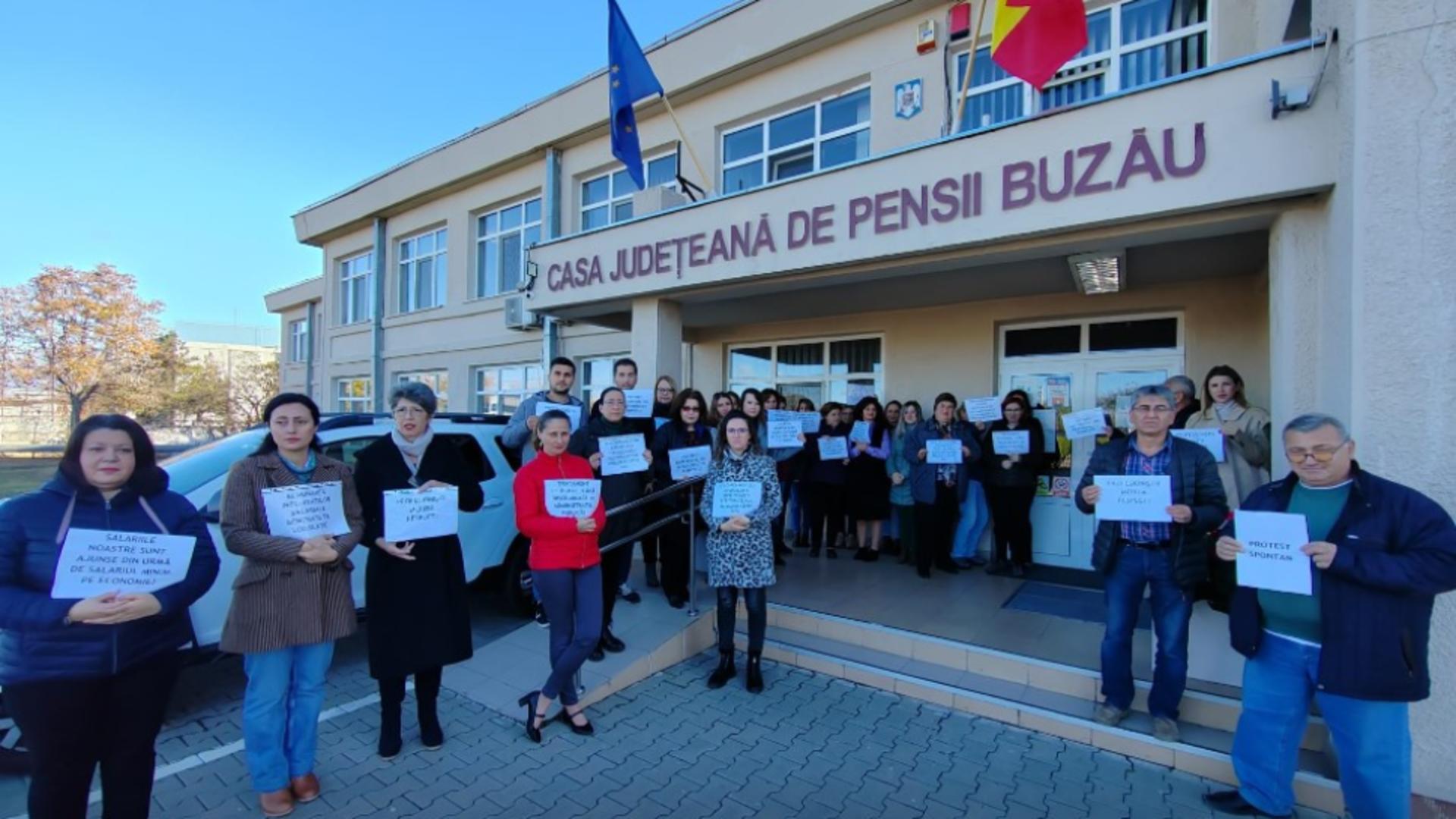”Cerem respect!” Protest la Casa de Pensii Buzău