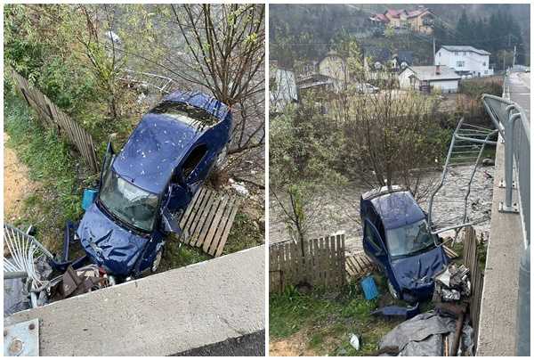 Un autoturism a căzut de pe un pod