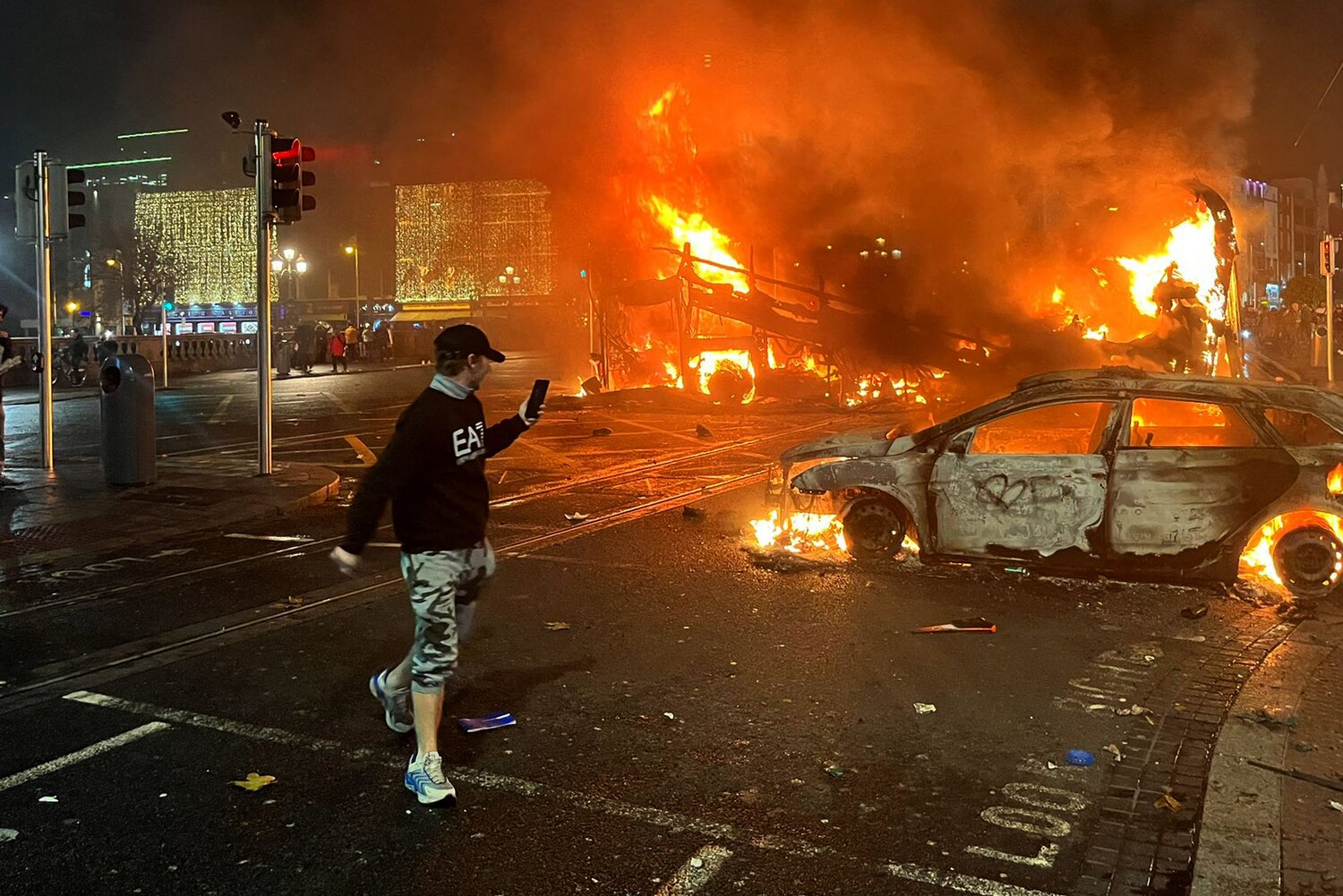 Magazine jefuite și mașini incendiate într-o revoltă la Dublin