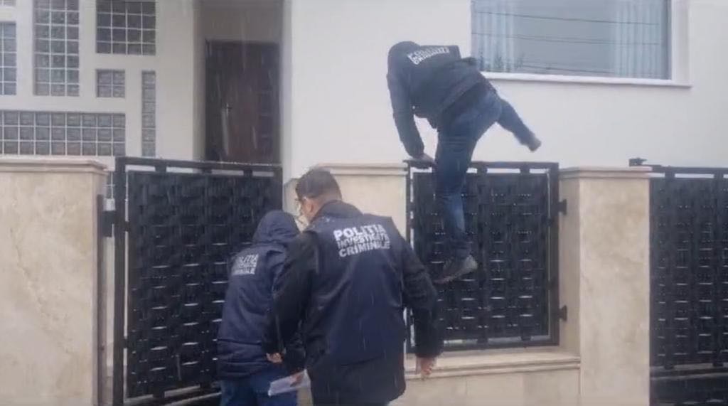 Cherecheș, în urmărire. Polițiștii au sărit gardul să-l găsească