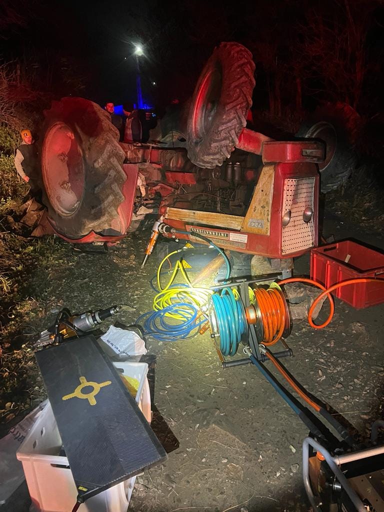 Salvare dramatică: Tânăr prins sub un tractor