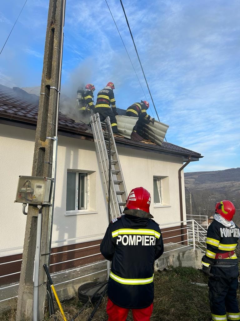 Școală avariată din cauza unui coș de fum