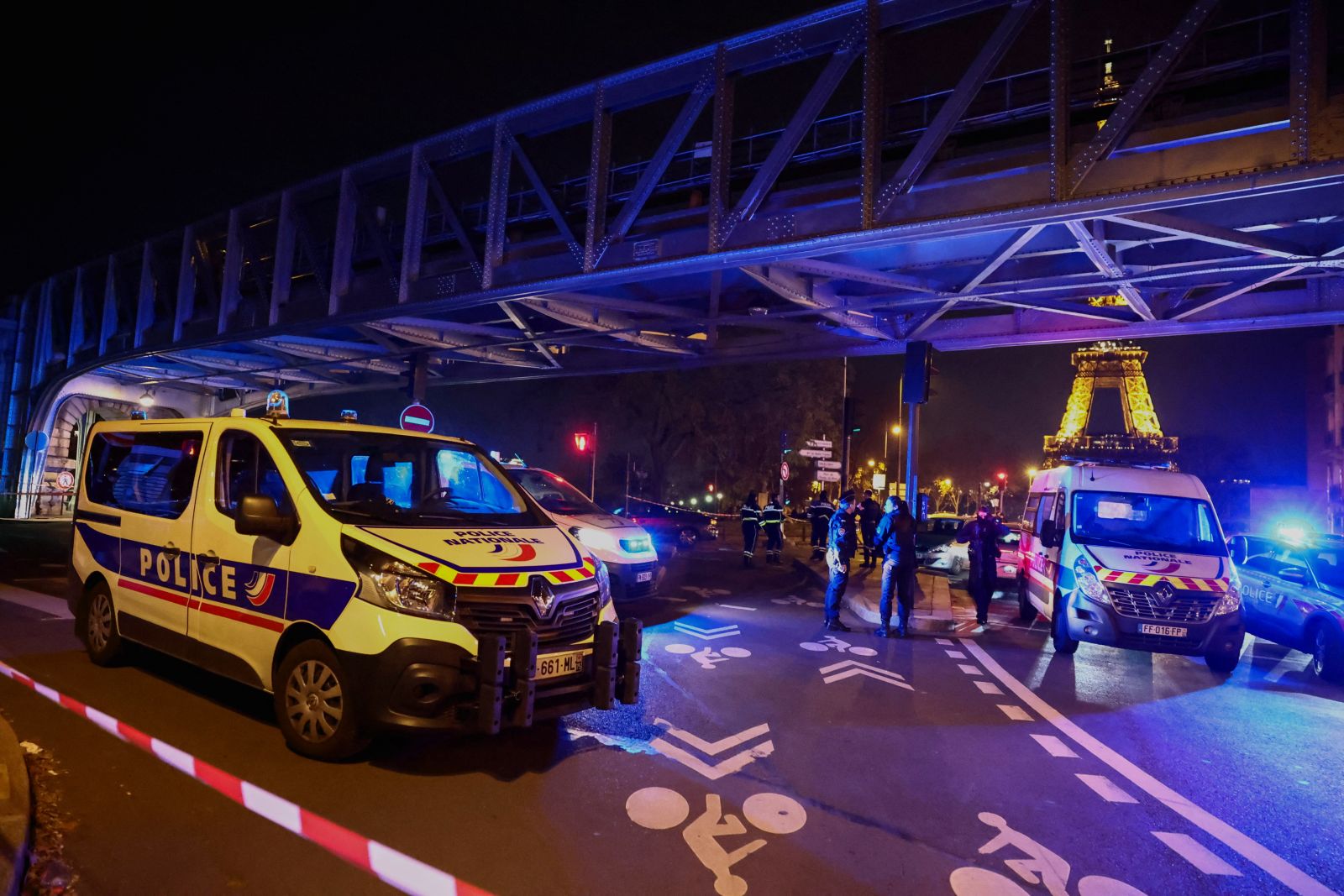 Atac cu cuțitul la Paris: Un mort şi doi răniți