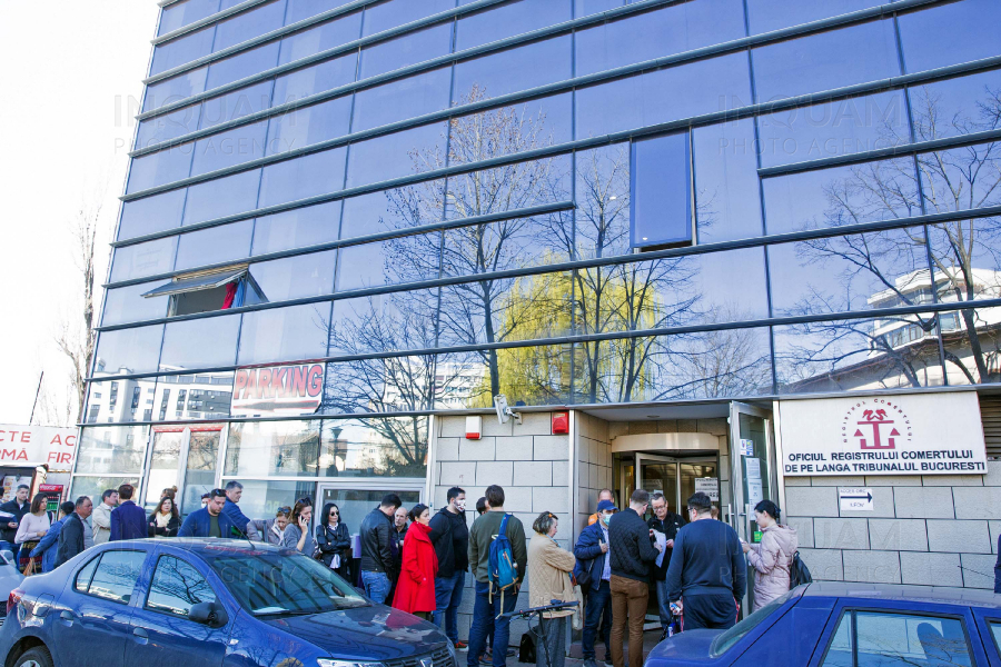 Protest spontan la Registrul Comerţului Bucureşti, activitatea suspendată