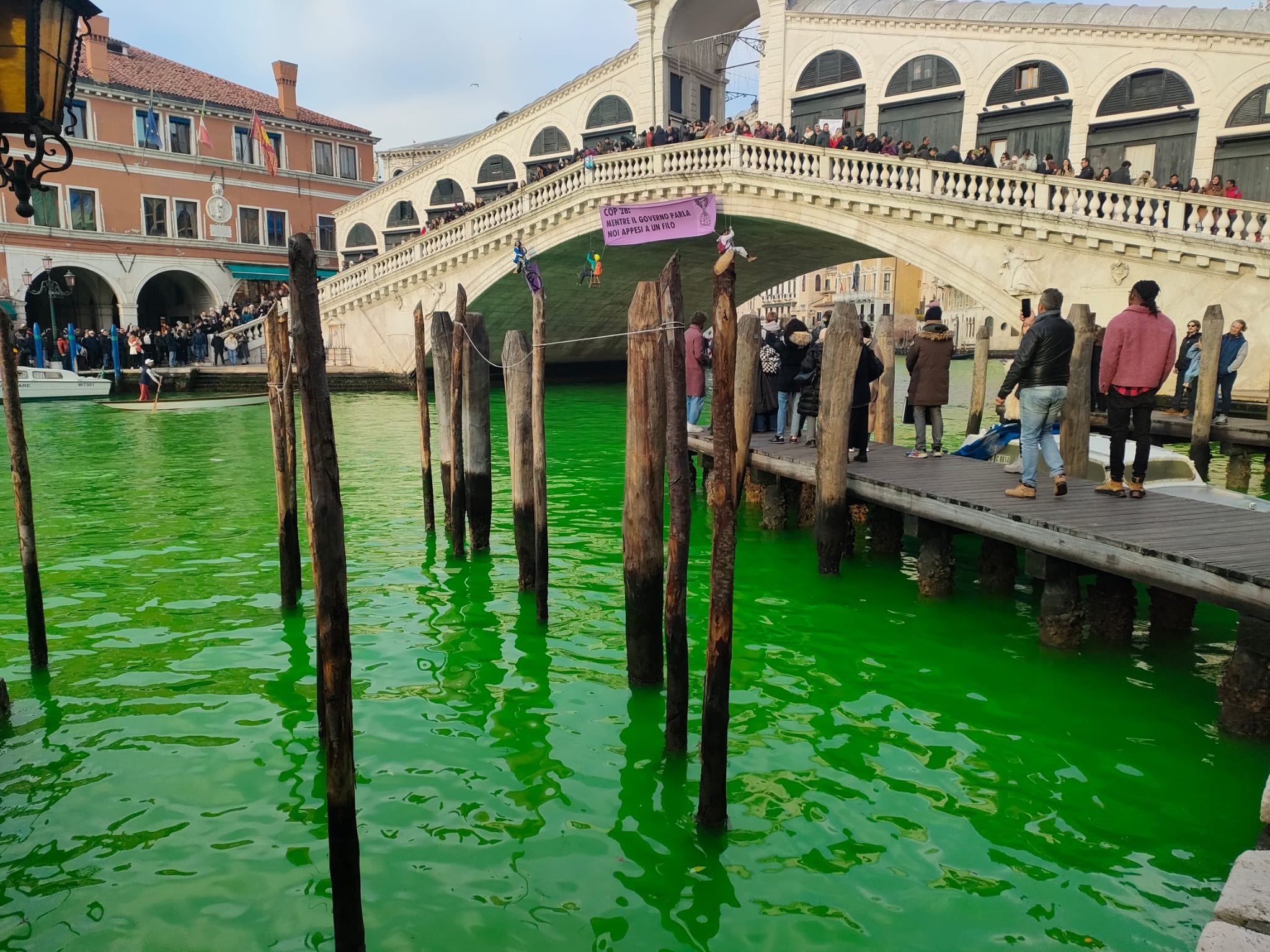 Protest straniu la Marele Canal din Veneţia (foto)