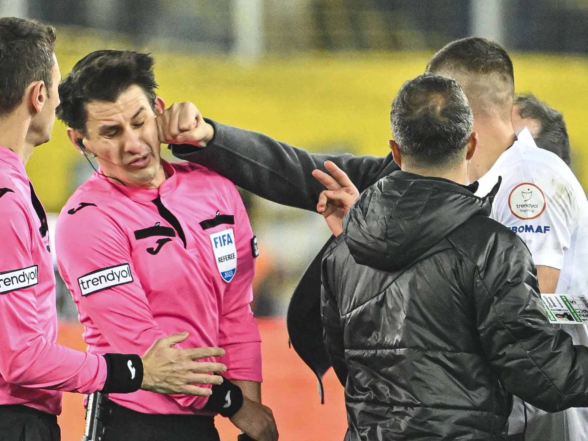 Patronul lui Moruțan a făcut KO arbitrul