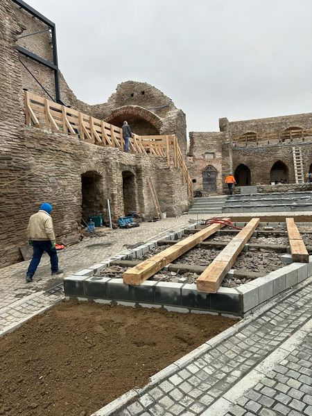 Le-a rămas de la trotuare… Reabilitarea Cetății medievale a Devei, o cârpeală