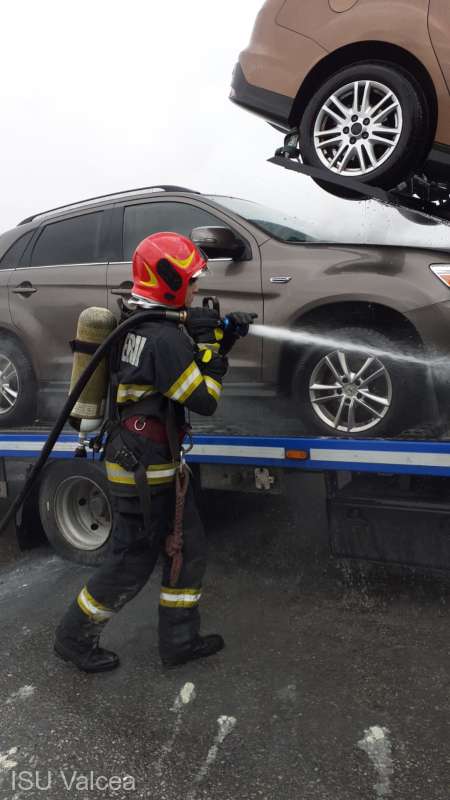 Un trailer cu maşini noi a luat foc în mers
