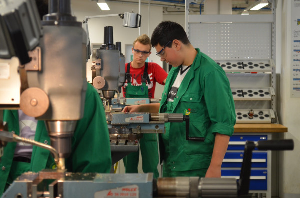 În România Educată. Se taie bursele companiilor pentru învăţământul dual