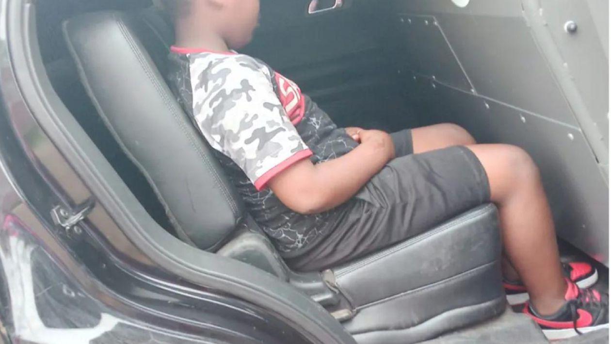 A urinat într-o parcare. Copil de 10 ani judecat și condamnat