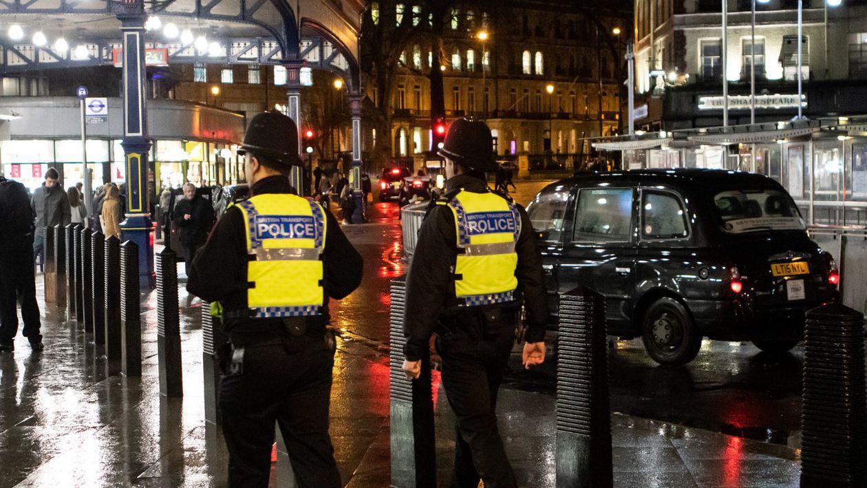 Confundat cu un criminal. Bătut de poliție până a rămas fără respirație