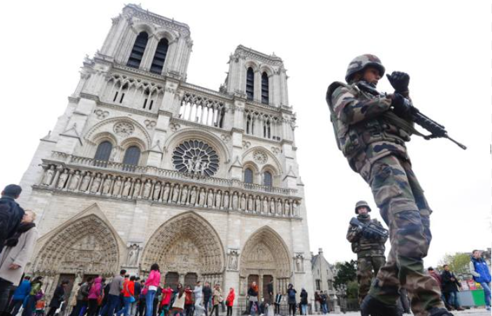 Armata, scoasă pe străzile din Franța