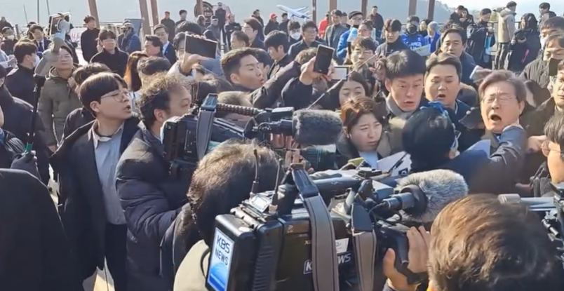 (VIDEO) Liderul opoziției sud-coreene, înjunghiat lângă reporteri