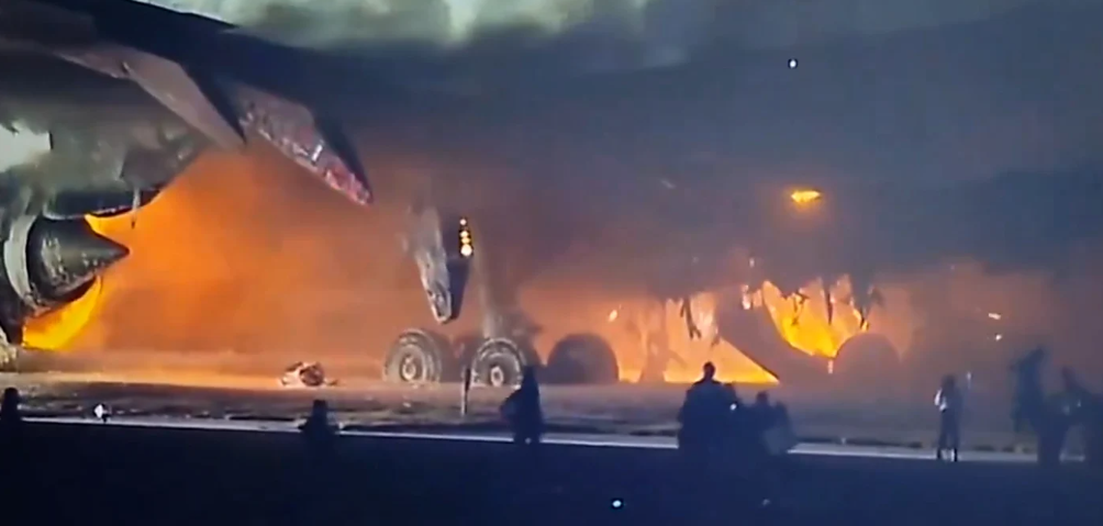 (VIDEO) Avion cu aproape 400 de pasageri, în flăcări în Tokyo