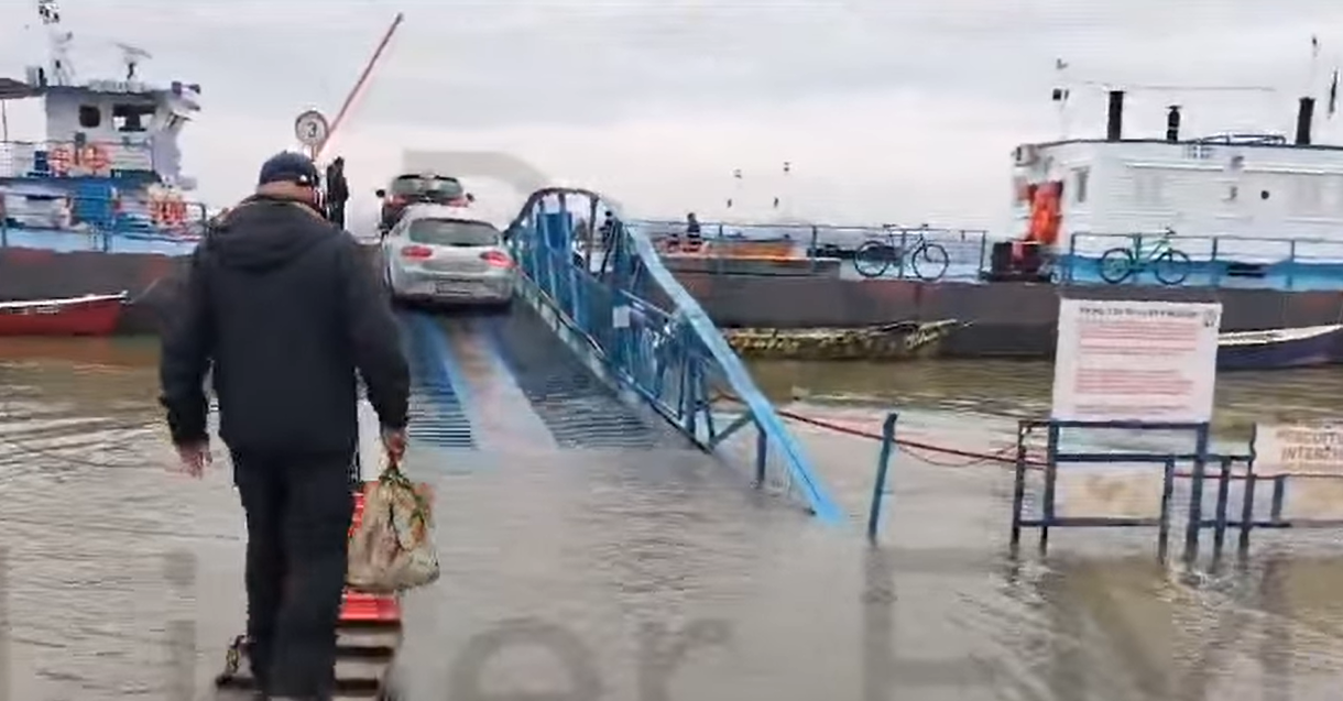 (VIDEO) Dunărea umflată. Șoferii, nevoiți să înoate