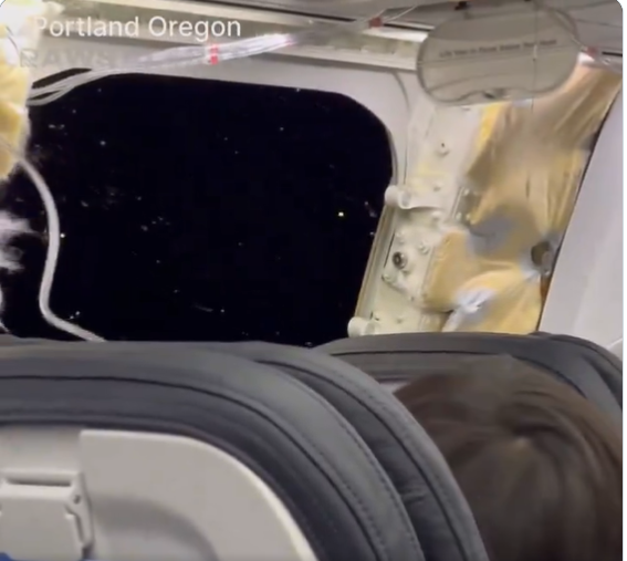 Explozie în timpul zborului. Copil, aproape să fie aspirat