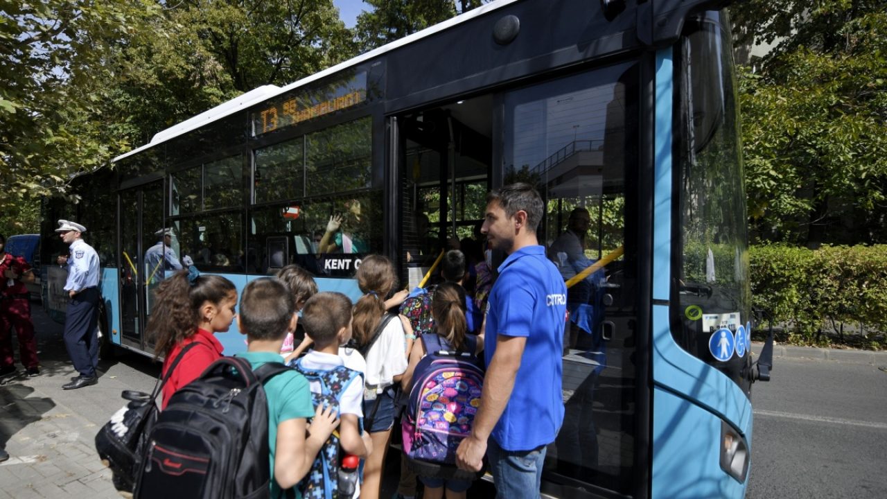 Promisiunile guvernului pentru elevii rămași  fără transport gratuit