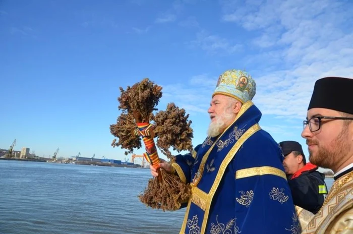 Tehnică dificilă! Cum și cine a prins Crucea de Bobotează?