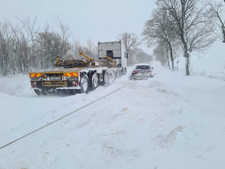 Un oraș blocat din cauza ninsorilor. Drumuri și școli închise în Moldova