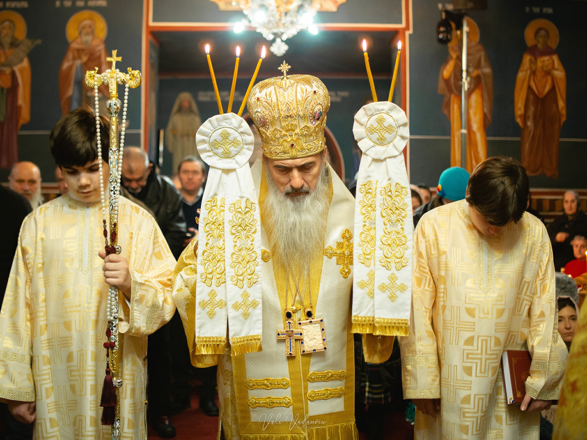 IPS Teodosie: Femeile trebuie să se roage doar în fustă