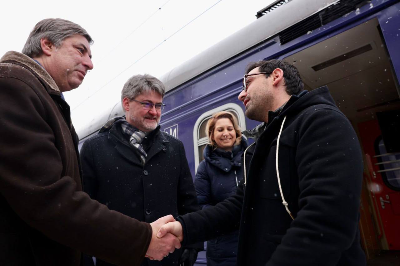 Macron l-a trimis în misiune. El e fostul iubit al premierului Franței