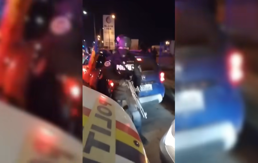 (VIDEO) La Constanța, protestatari au luat la țintă avionul de lux al lui Iohannis