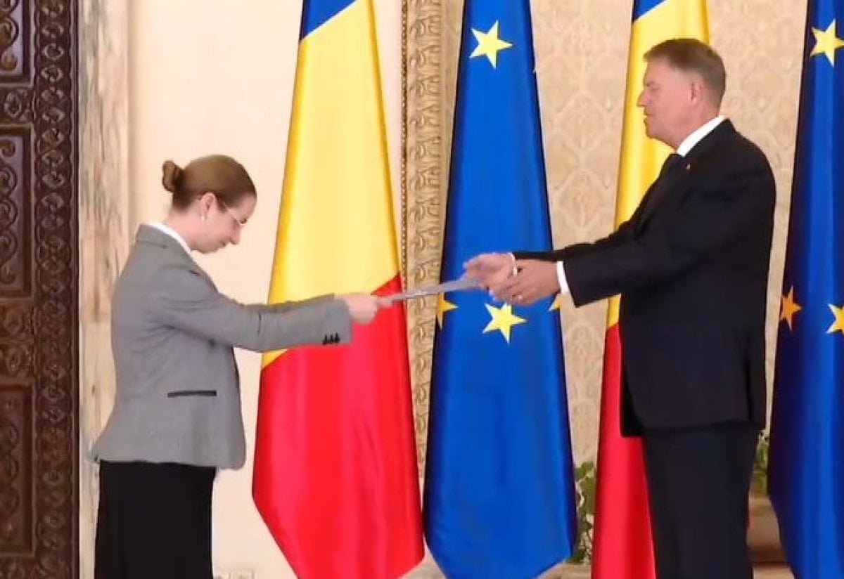 Iohannis și-a decorat consilierii din ambele mandate