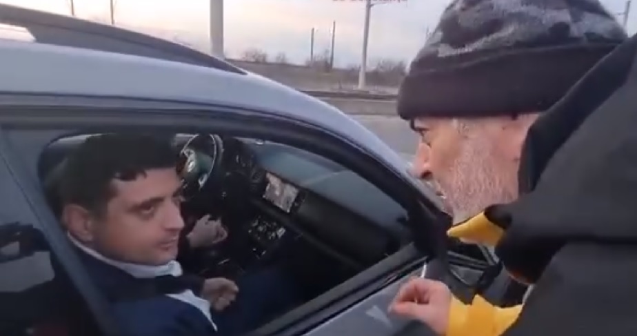 (VIDEO)”Hai, tai-o!”. Simion alungat de protestatari