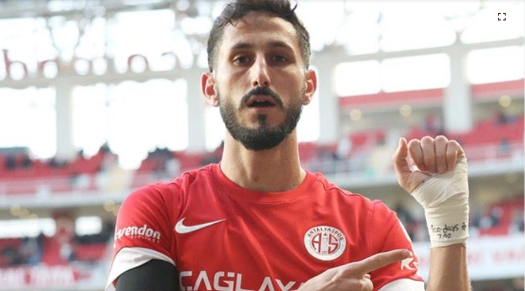 Fotbalist reținut pentru un mesaj scris pe mână
