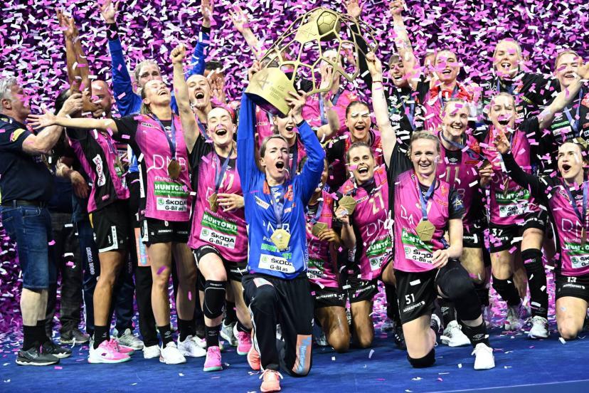 Tripla campioană a Europei la handbal feminin strânge bani de la fani