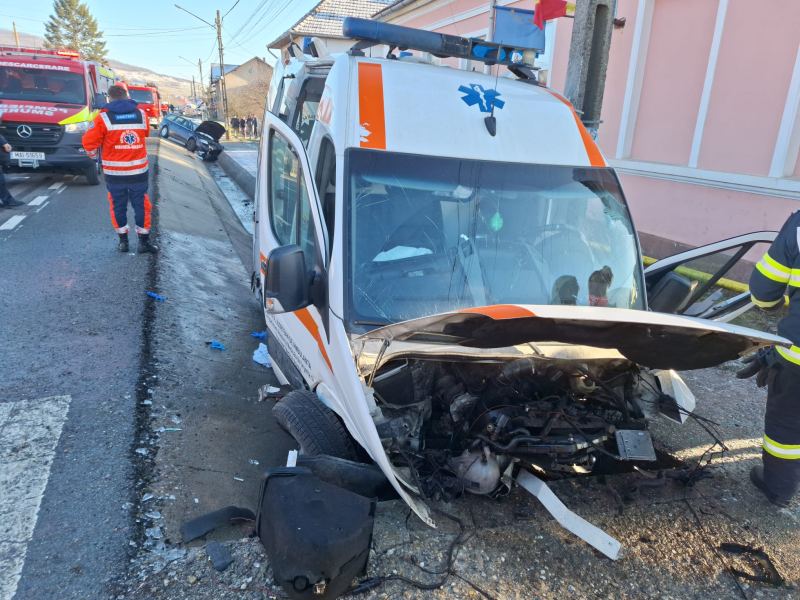 Ambulanță în misiune implicată într-un accident rutier