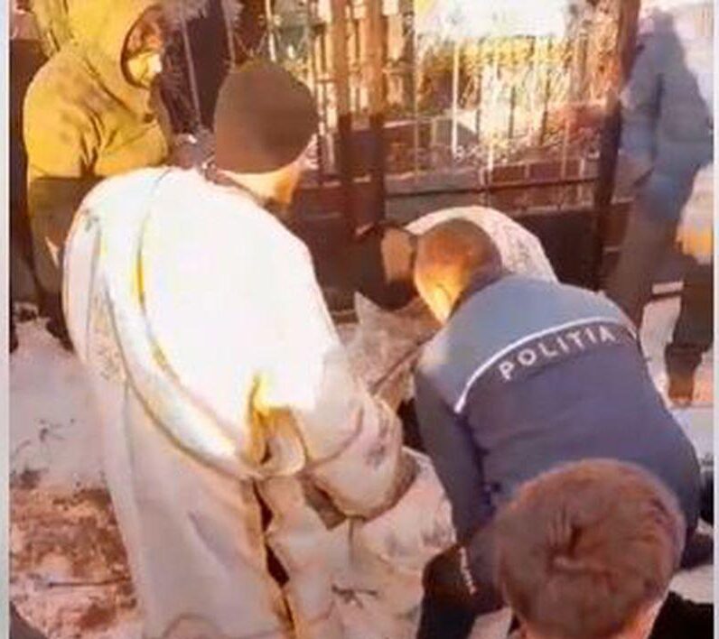 Preot cercetat penal, după ce s-a întins în faţa porţii cimitirului