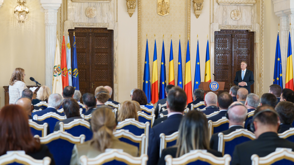 „Iohannis ciocnește sfidător șampanie la Cotroceni!”