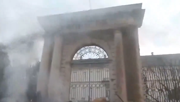 (VIDEO) Revolta fermierilor francezi în imagini. Au dat foc și răstoarnă