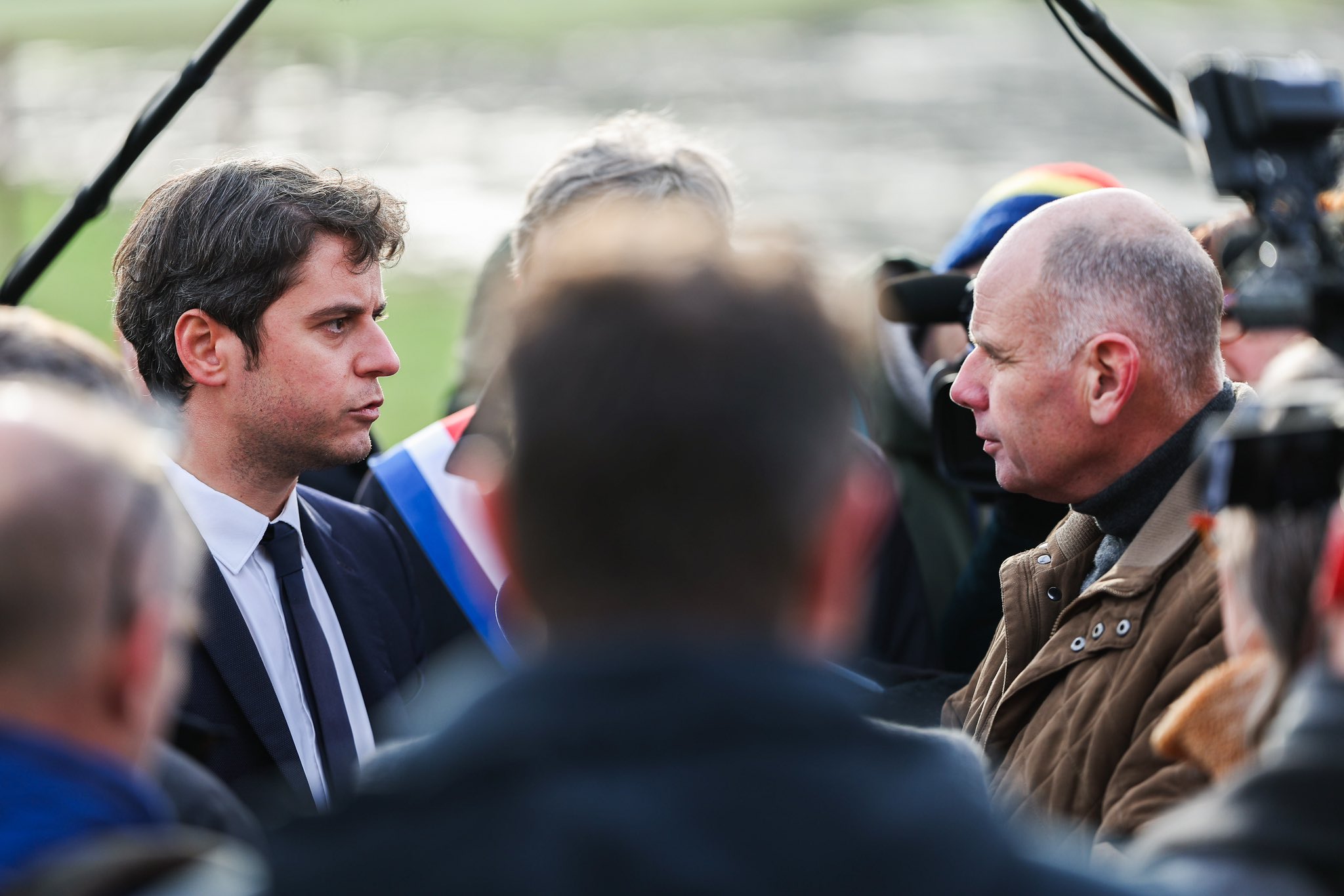 Cu agricultorii în clocot, premierul francez arată acuzator către Italia și Spania