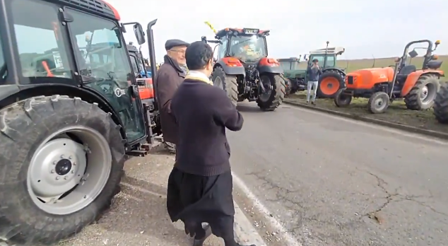 (VIDEO) Macron a scos blindatele, iar preotul a binecuvântat tractoarele
