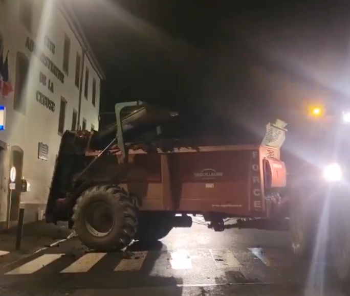 (VIDEO) Fermierii francezi au atacat cu gunoi o secție de Poliție