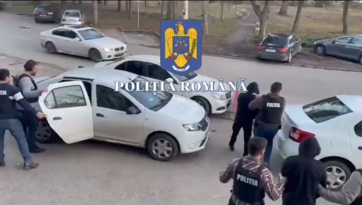 Femeia de lângă el l-a trădat. Era complicele bandiților