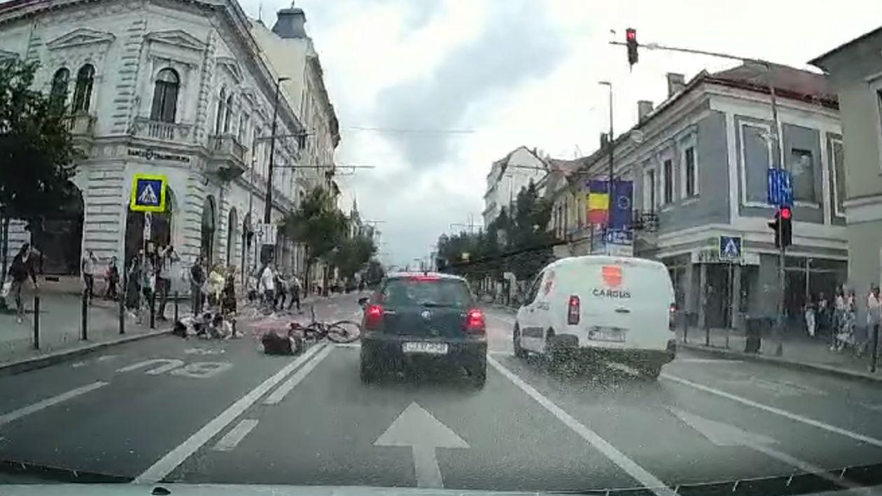 Rispostă la injurii. Șofer Uber lovește intenționat un biciclist